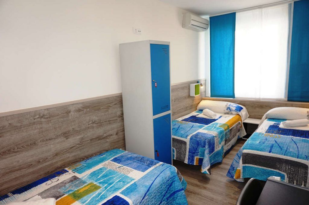 Cama individual en un dormitorio compartido femenino de 3 camas