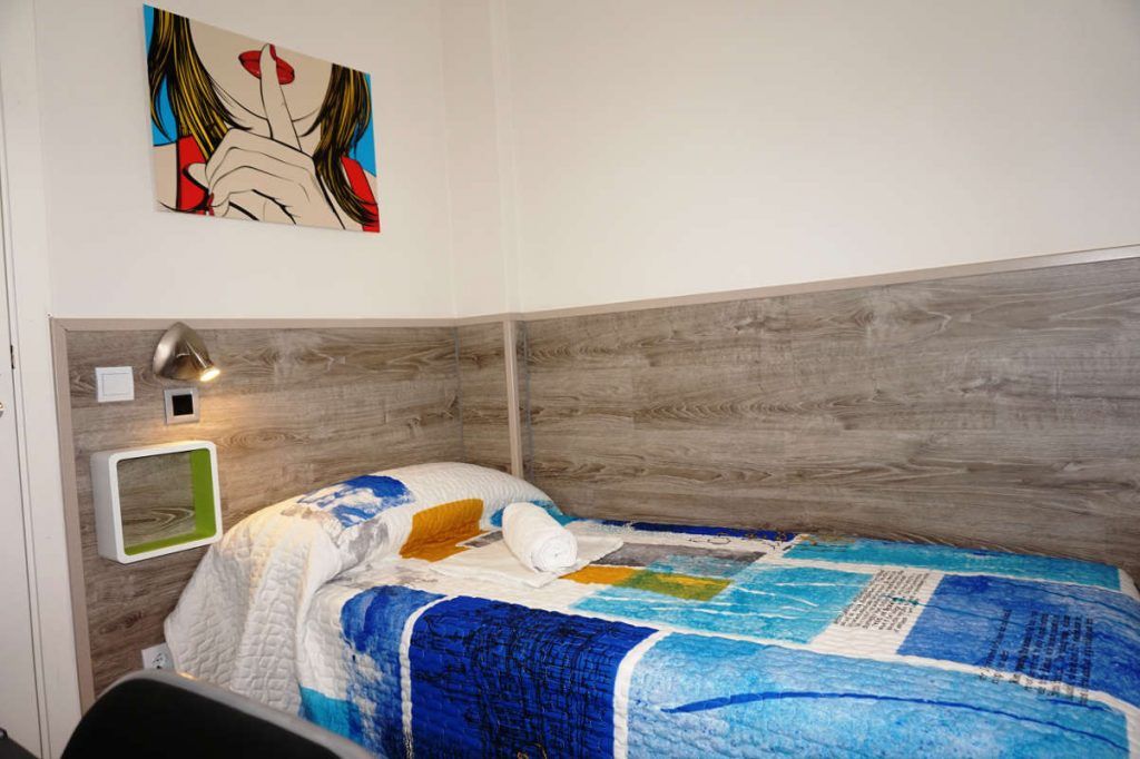 Cama individual en un dormitorio compartido femenino de 3 camas