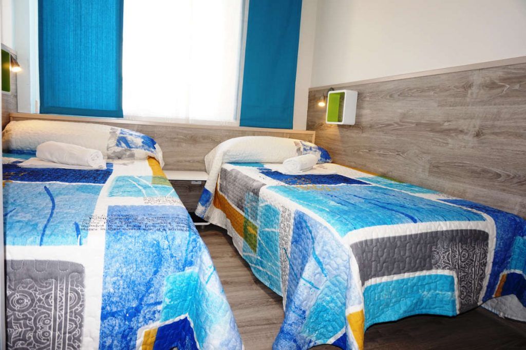 Cama individual en un dormitorio compartido femenino de 3 camas