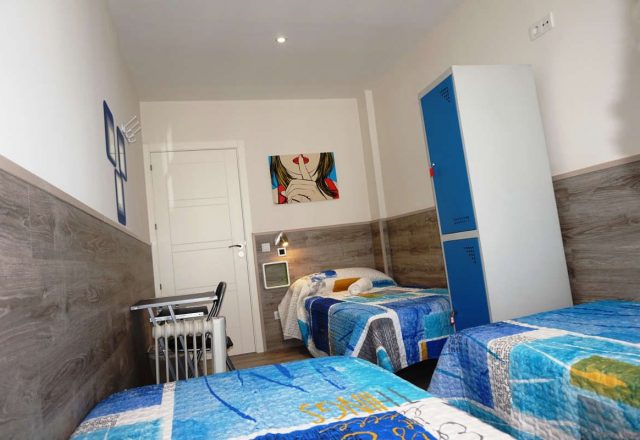 Cama individual en un dormitorio compartido femenino de 3 camas