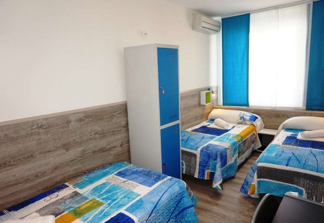 Cama individual en un dormitorio compartido femenino de 3 camas