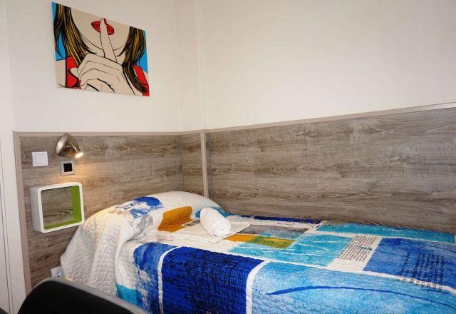 Cama individual en un dormitorio compartido femenino de 3 camas