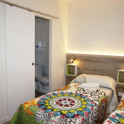 habitación doble con baño